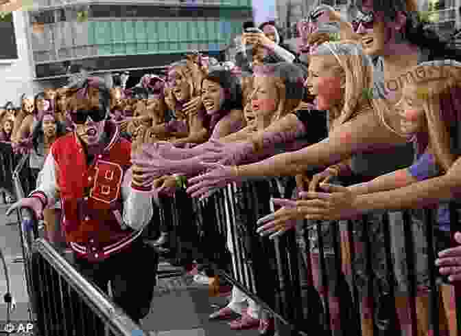 Fans Screaming And Holding Posters Of Justin Bieber Justin Bieber: Steps To Stardom